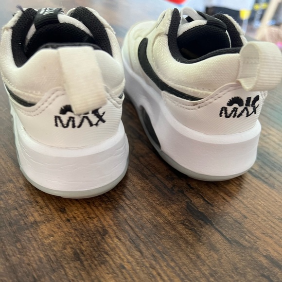 White Nike motif tennis shoes for toddler size 7 - Picture 3 of 6